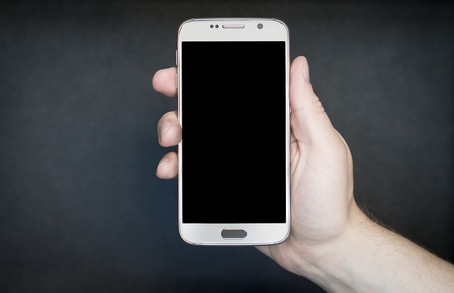 Samsung Smartphone in einer Hand